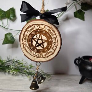 Wicca Deko Holzscheibe mit Hexenglocken