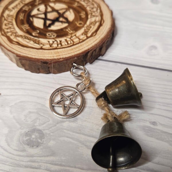 Wicca Deko Holzscheibe mit Hexenglocken – Bild 2