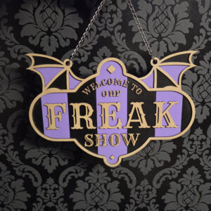 Einzelstück | Welcome to our Freakshow Holzschild | Purple Edition